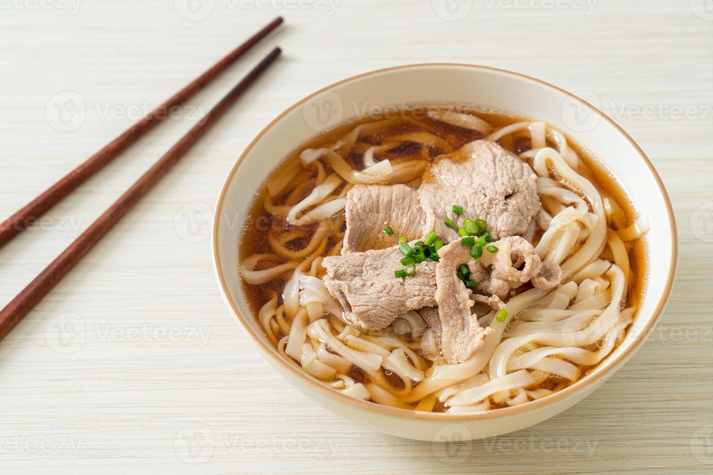 hausgemachte Udon-Ramen-Nudeln mit Schweinefleisch in Soja- oder Shoyu-Suppe foto