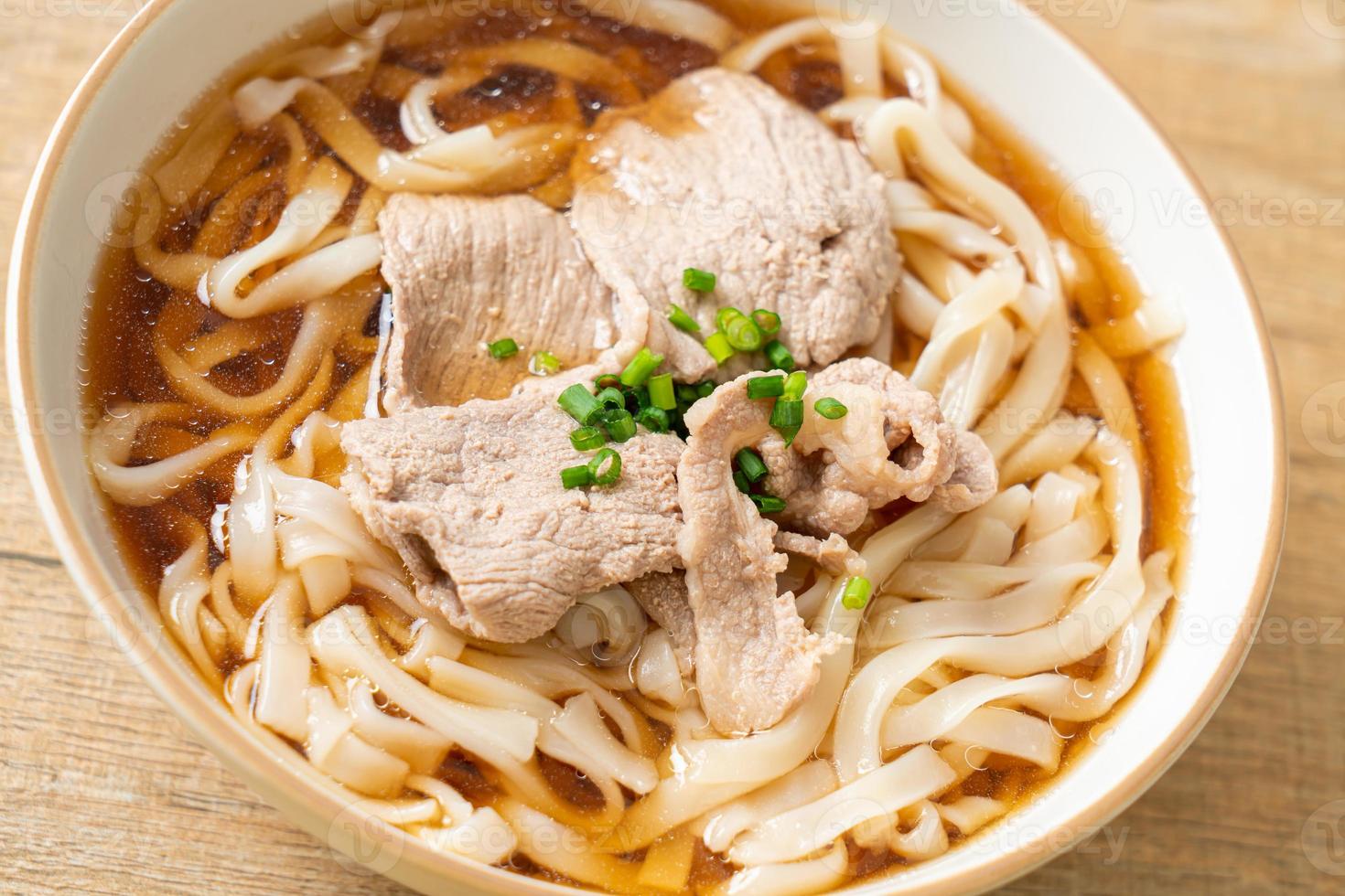 hausgemachte Udon-Ramen-Nudeln mit Schweinefleisch in Soja- oder Shoyu-Suppe foto