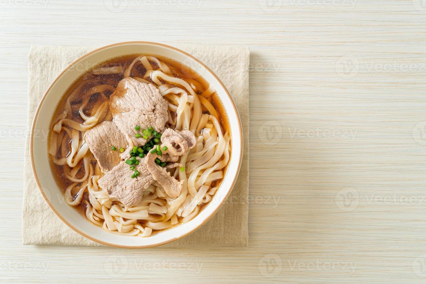 hausgemachte Udon-Ramen-Nudeln mit Schweinefleisch in Soja- oder Shoyu-Suppe foto