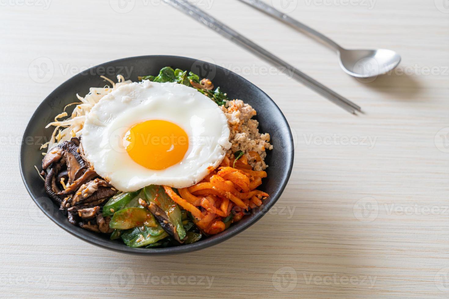 koreanischer scharfer Salat mit Reis - traditionell koreanisches Essen, Bibimbap foto