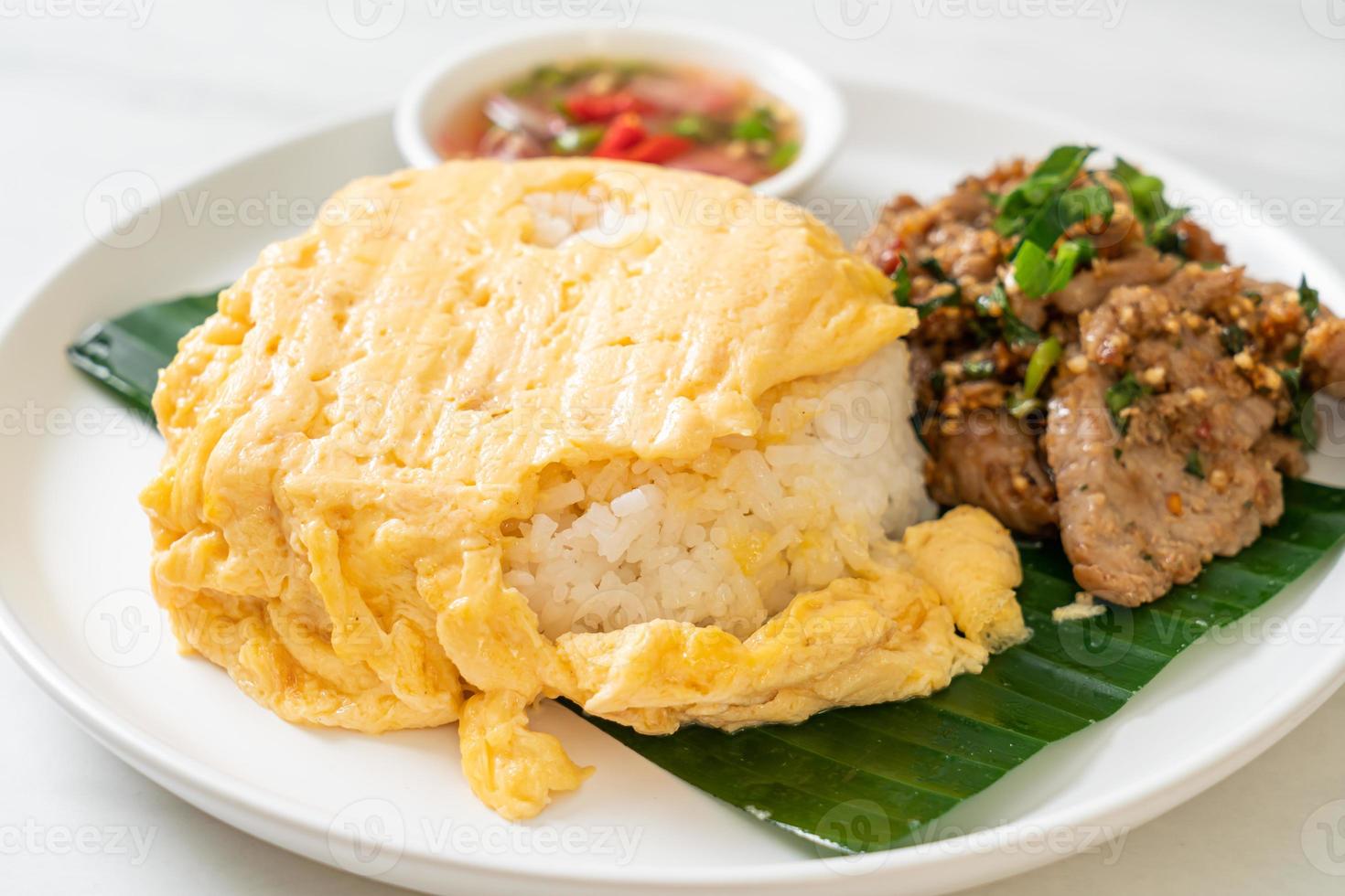 Ei auf belegtem Reis mit gegrilltem Schweinefleisch und scharfer Sauce - asiatische Küche as foto