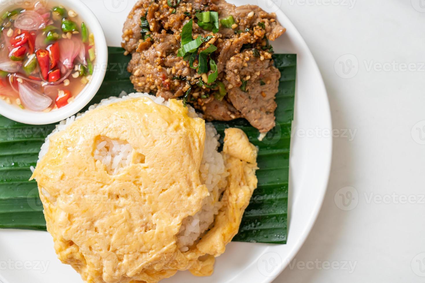 Ei auf belegtem Reis mit gegrilltem Schweinefleisch und scharfer Sauce - asiatische Küche as foto