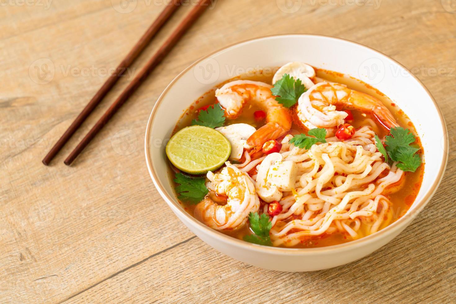 Instant-Nudeln Ramen in scharfer Suppe mit Shrimps Tom Yum Kung - asiatische Küche foto