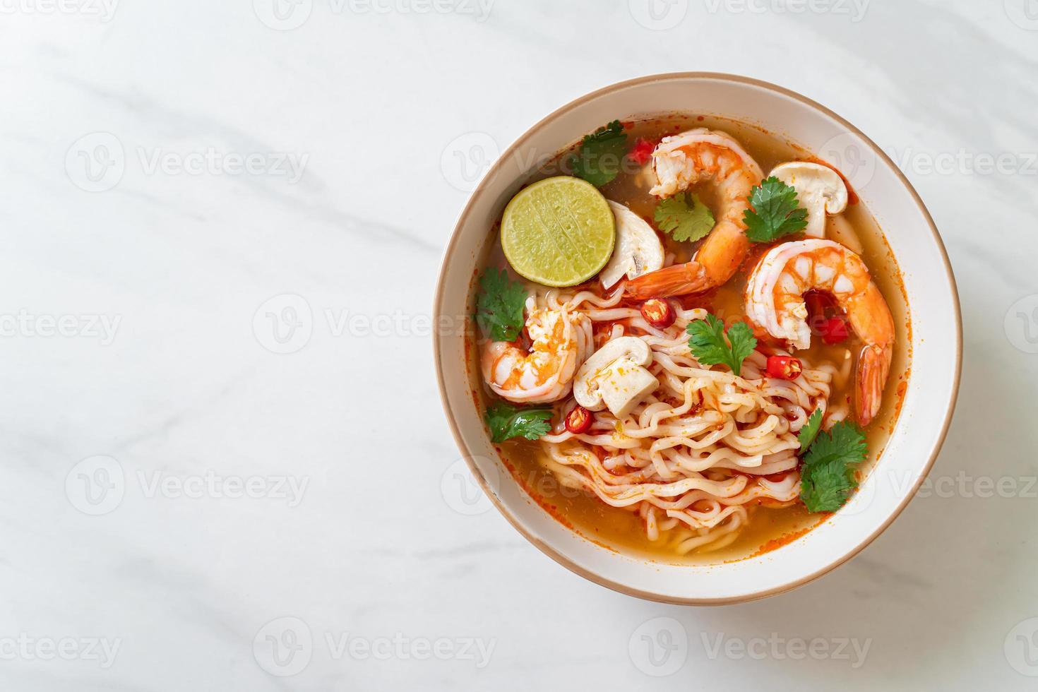 Instant-Nudeln Ramen in scharfer Suppe mit Shrimps Tom Yum Kung - asiatische Küche foto