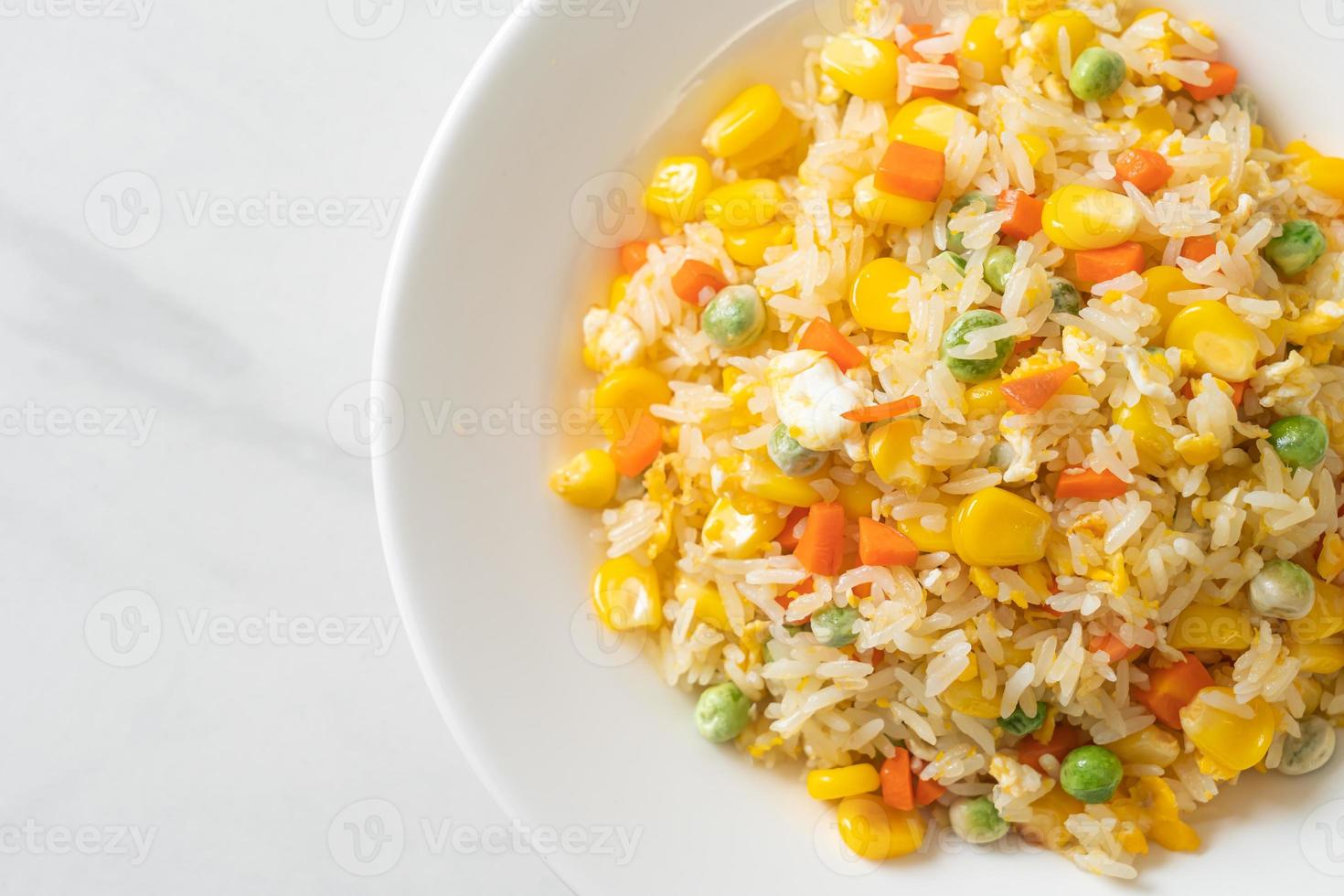 hausgemachter gebratener Reis mit gemischtem Gemüse aus Karotten, grünen Bohnen, Mais und Ei foto