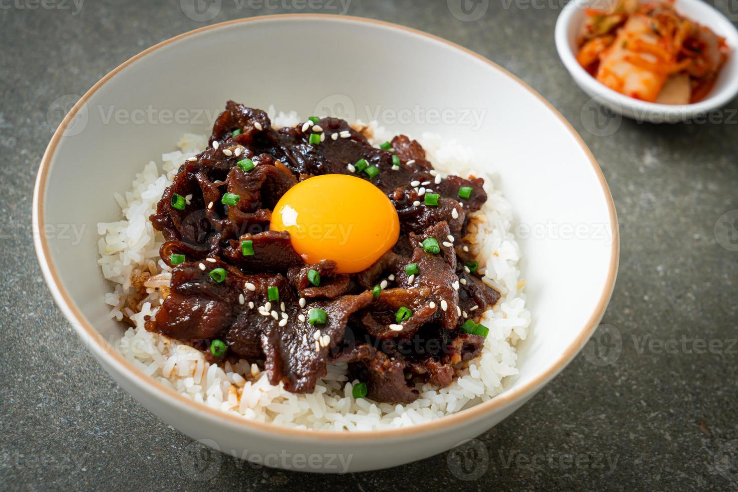 Reis mit Schweinefleisch mit Sojageschmack oder japanischem Schweinefleisch Donburi foto