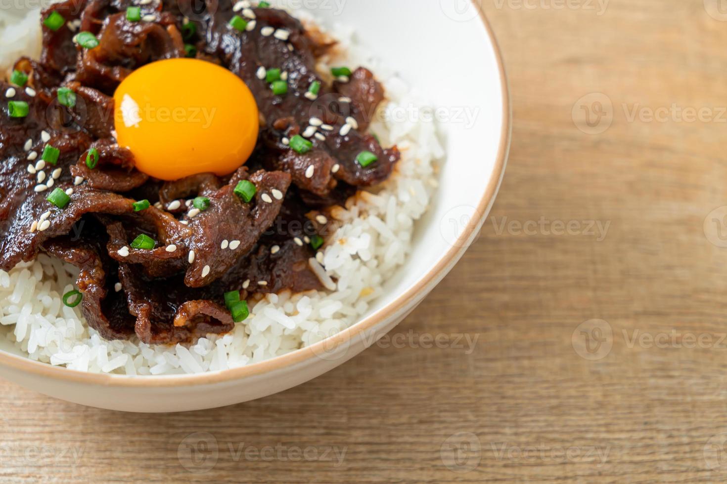 Reis mit Schweinefleisch mit Sojageschmack oder japanischem Schweinefleisch Donburi foto