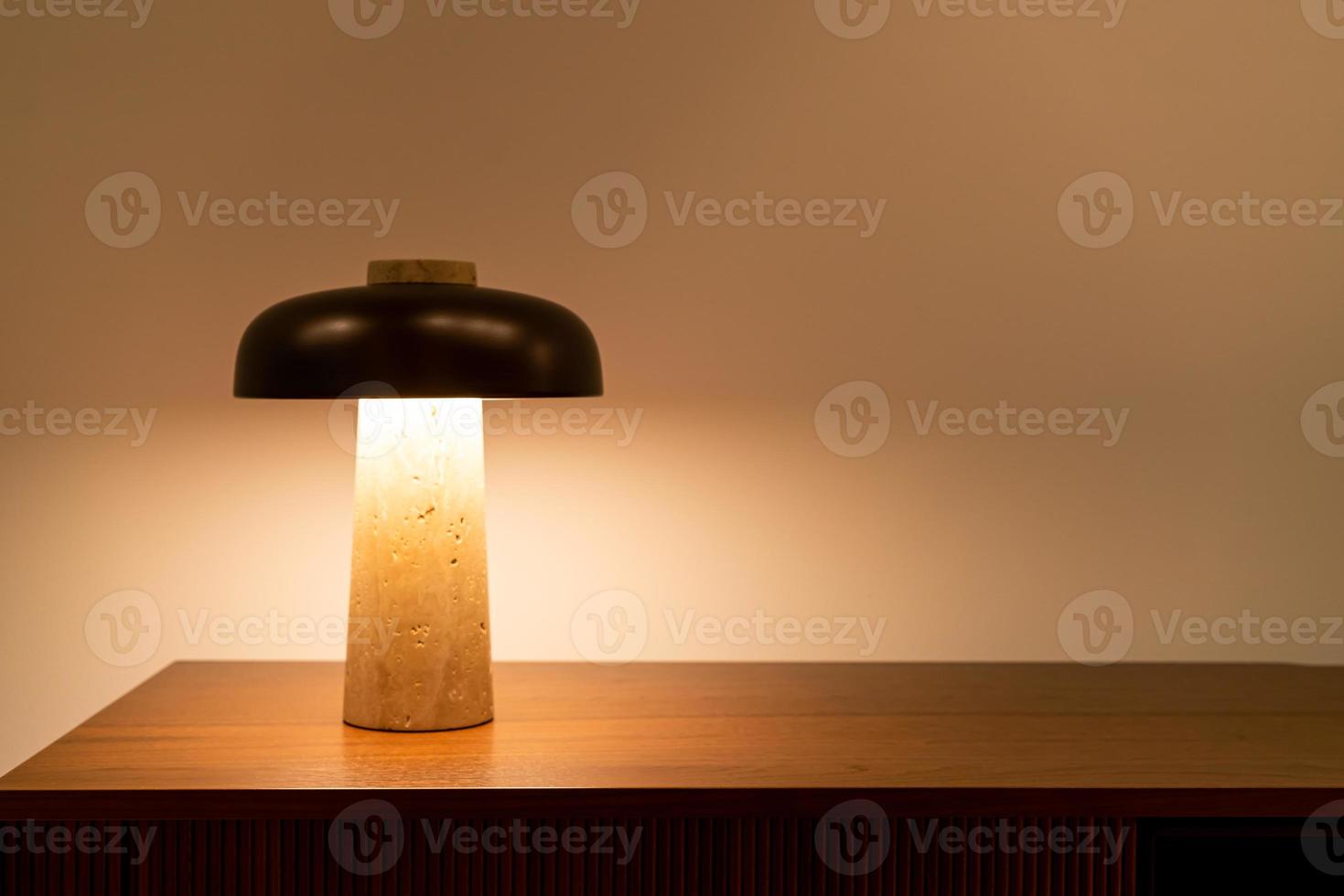 schöne lampe mit beleuchtung auf tisch mit kopierraum foto