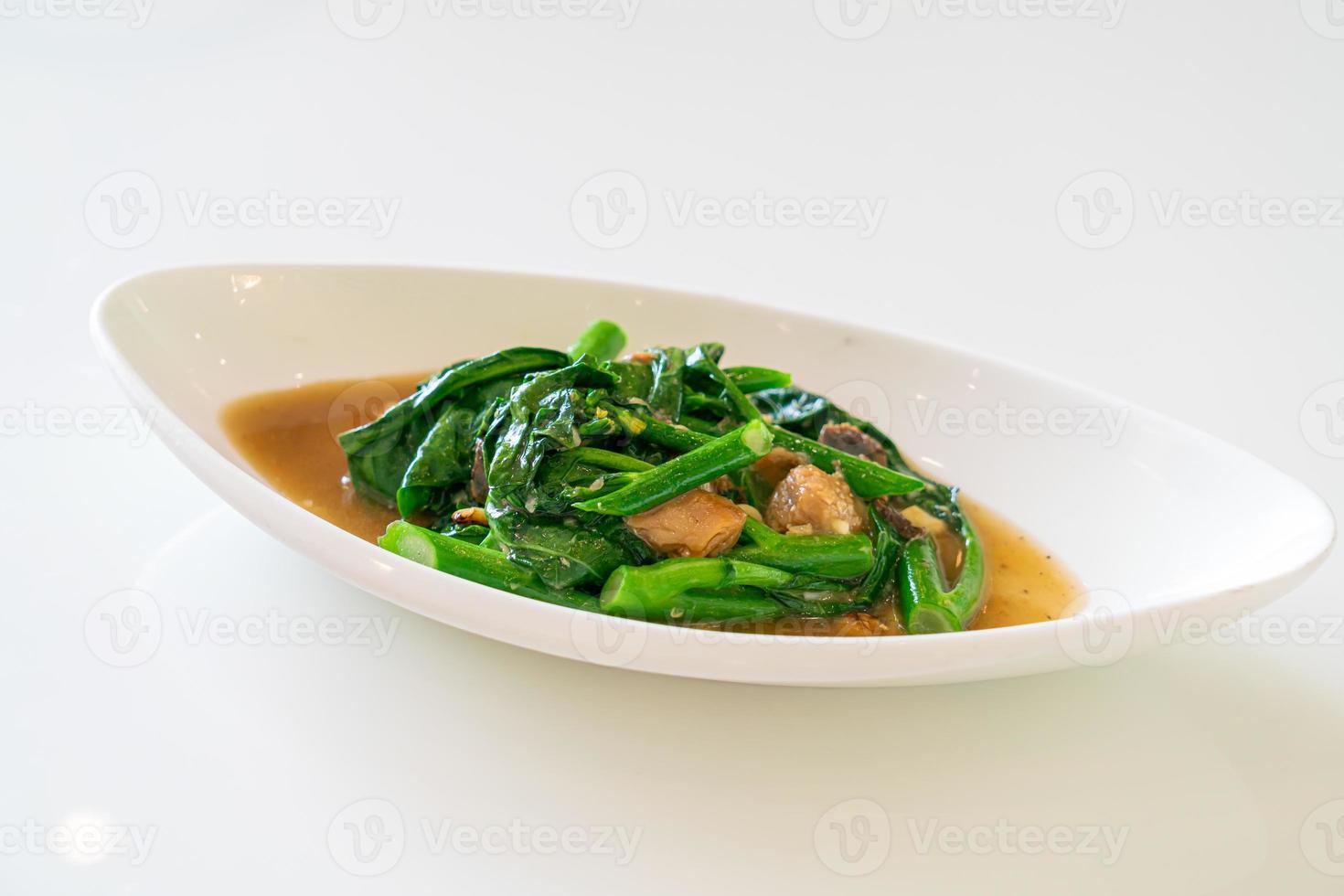 gebratener gesalzener Fisch mit chinesischem Grünkohl - asiatische Küche foto