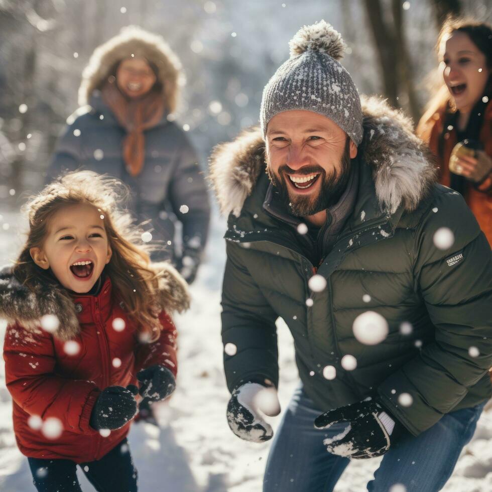 Kinder und Eltern Lachen während Schneeball Kampf im das Wald foto