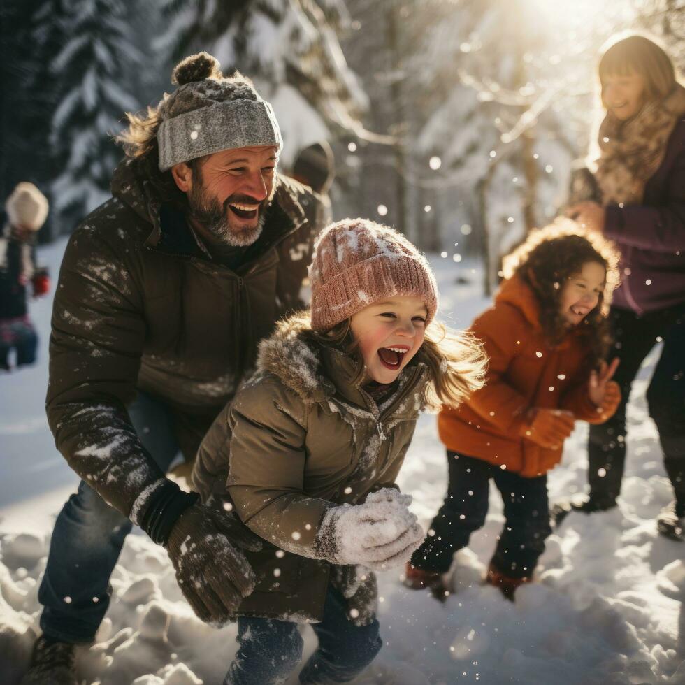 Kinder und Eltern Lachen während Schneeball Kampf im das Wald foto