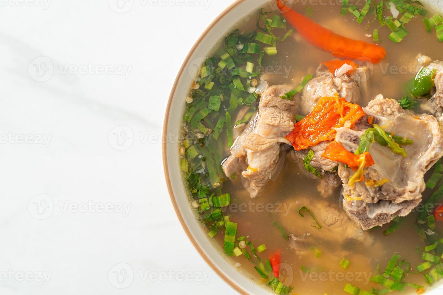 würzige gehackte Schweinerückensuppe oder würzige Längensuppe foto