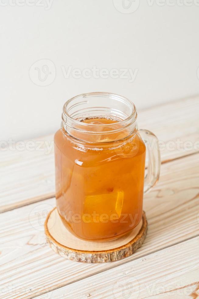 leckeres süßes Getränk Tamarindensaft und Eiswürfel foto