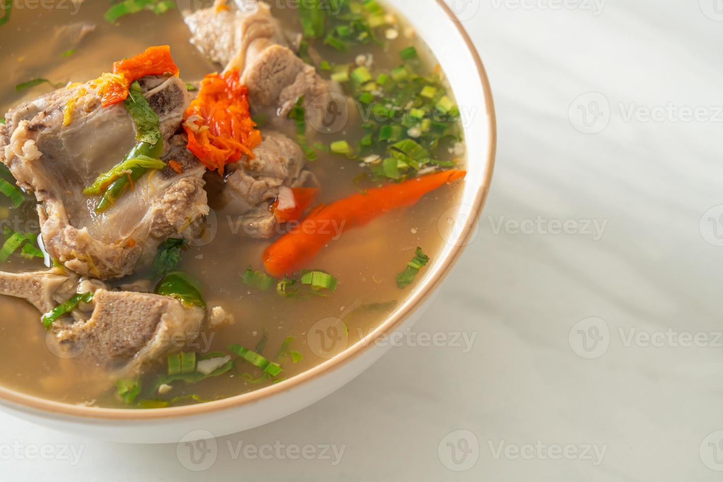 würzige gehackte Schweinerückensuppe oder würzige Längensuppe foto