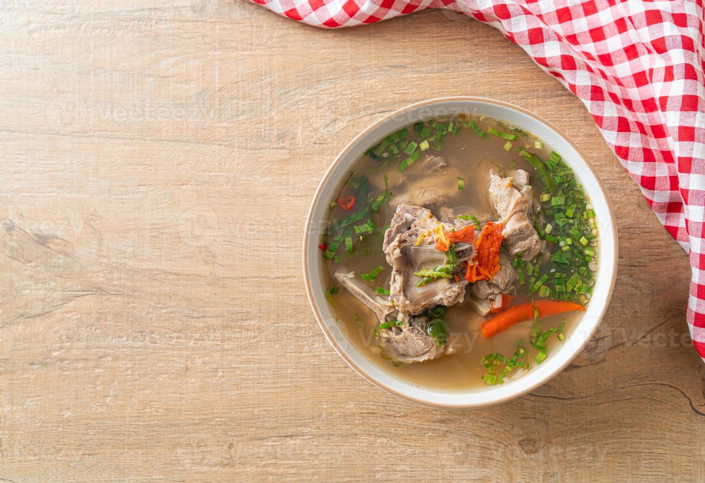 würzige gehackte Schweinerückensuppe oder würzige Längensuppe foto