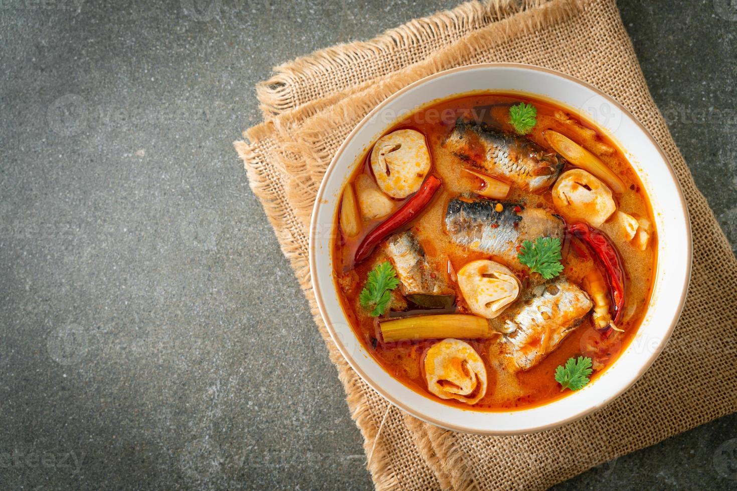 Tom Yum Dosenmakrele in scharfer Suppe foto