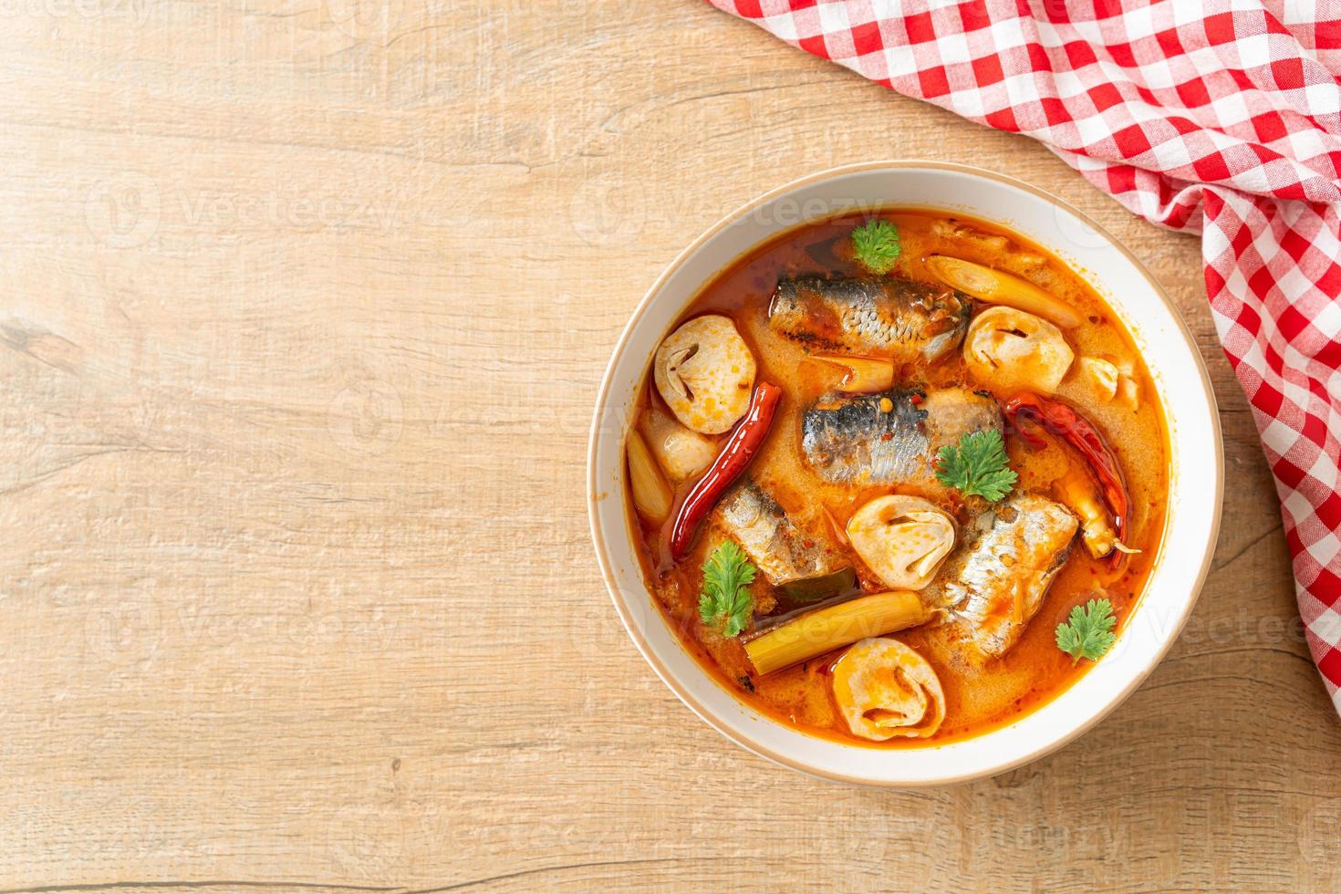 Tom Yum Dosenmakrele in scharfer Suppe foto