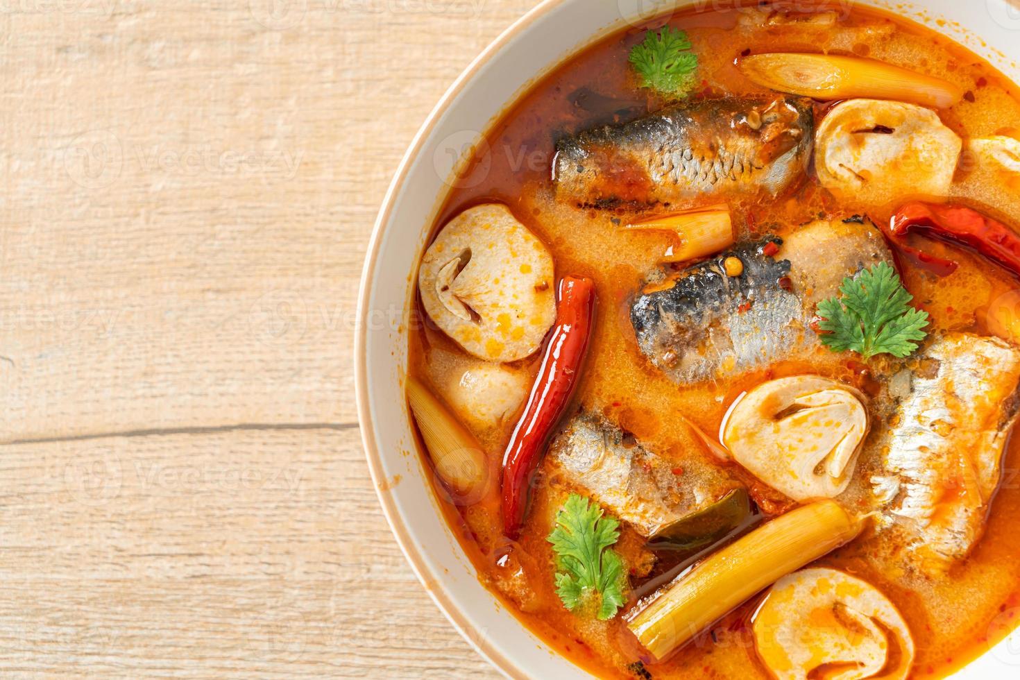 Tom Yum Dosenmakrele in scharfer Suppe foto