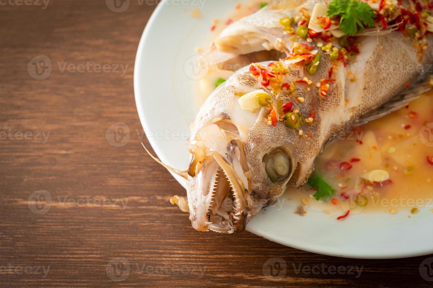 gedämpfter Zackenbarsch mit Limette und Chili foto