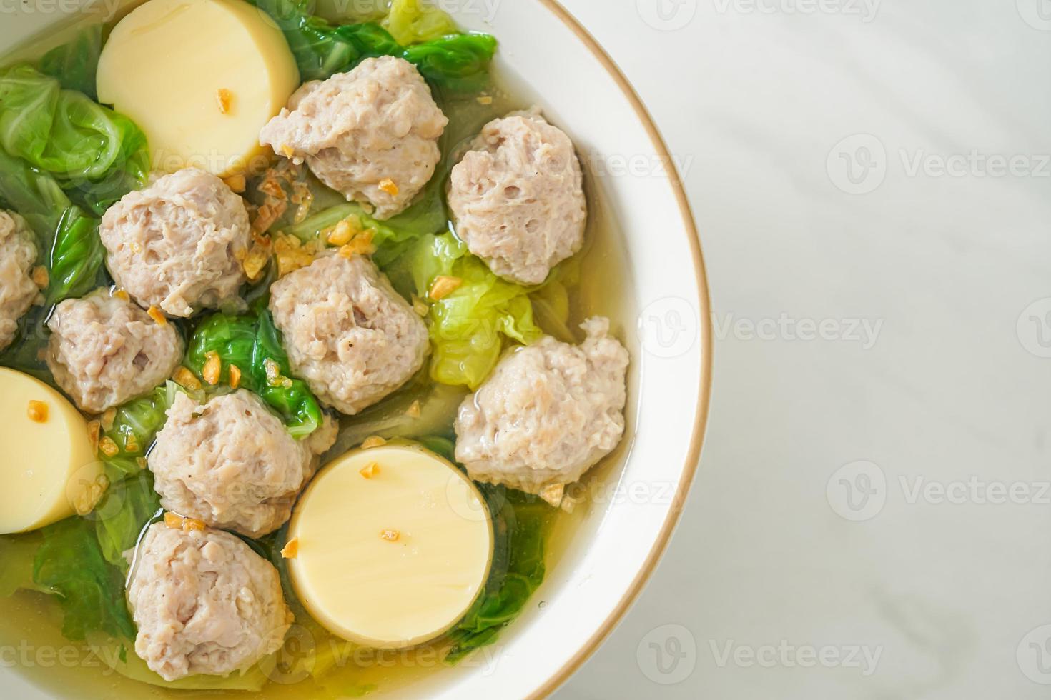 klare Suppe mit Tofu und Hackfleisch foto