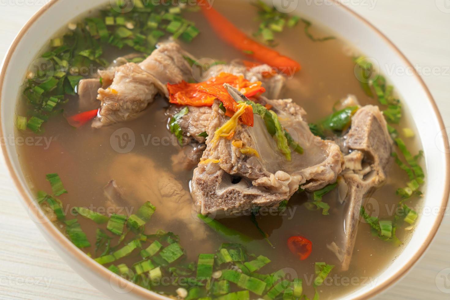 würzige gehackte Schweinerückensuppe oder würzige Längensuppe foto