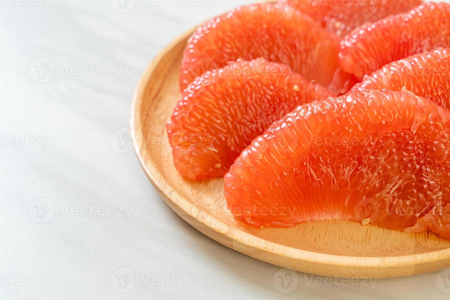 frische rote Pampelmusenfrucht oder Grapefruit auf Teller foto