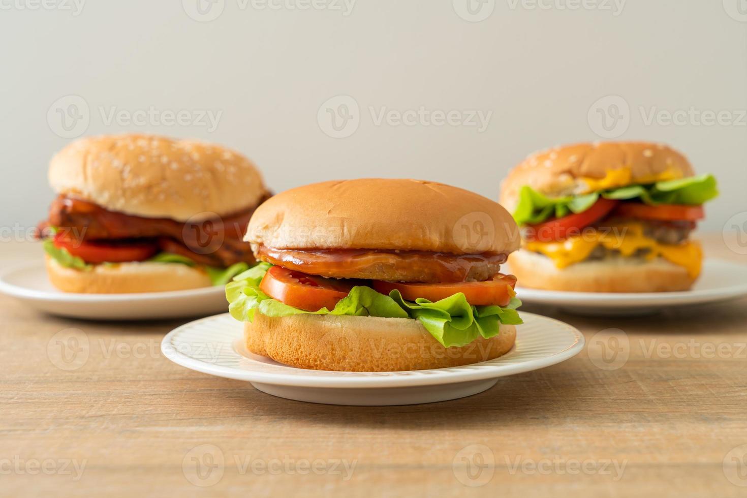 Chicken Burger mit Sauce auf weißem Teller foto