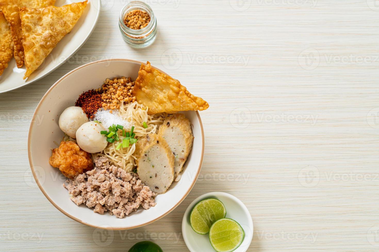 scharfe Eiernudeln mit Fischbällchen und Garnelenbällchen ohne Suppe - asiatische Küche foto