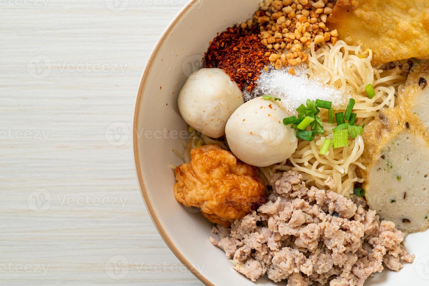 scharfe Eiernudeln mit Fischbällchen und Garnelenbällchen ohne Suppe - asiatische Küche foto