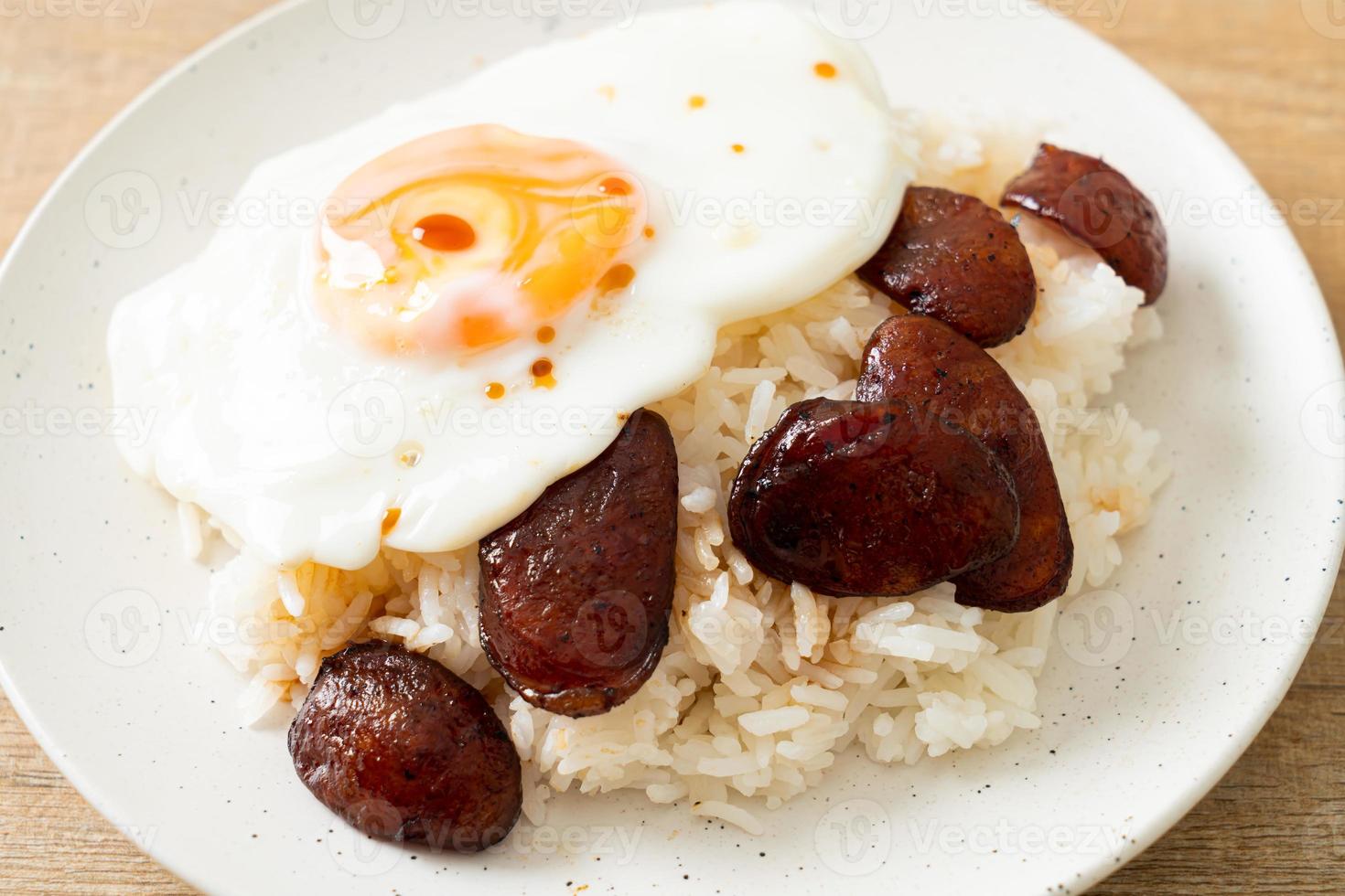 Reis mit Spiegelei und chinesischer Wurst - hausgemachtes Essen im asiatischen Stil foto