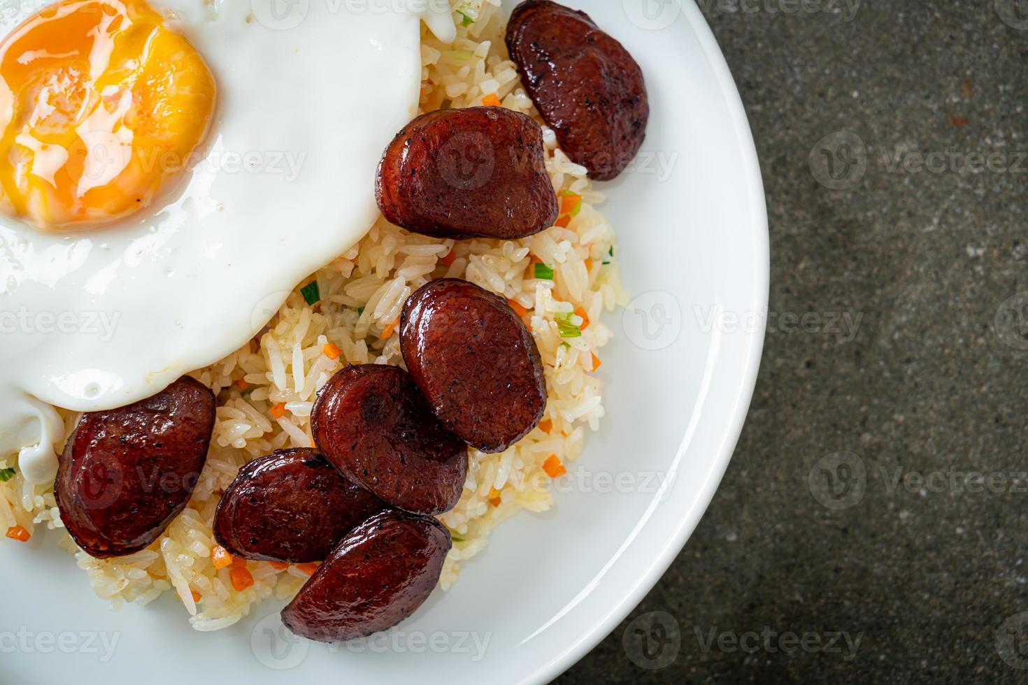 gebratener Reis mit Spiegelei und chinesischer Wurst - hausgemachtes Essen nach asiatischer Art foto