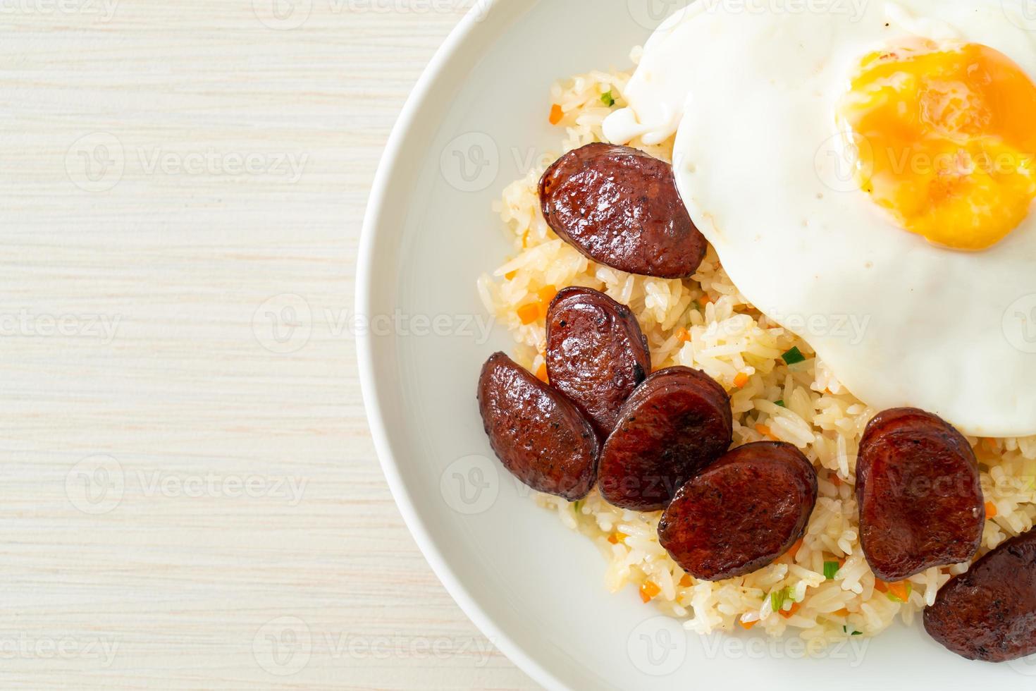 gebratener Reis mit Spiegelei und chinesischer Wurst - hausgemachtes Essen nach asiatischer Art foto