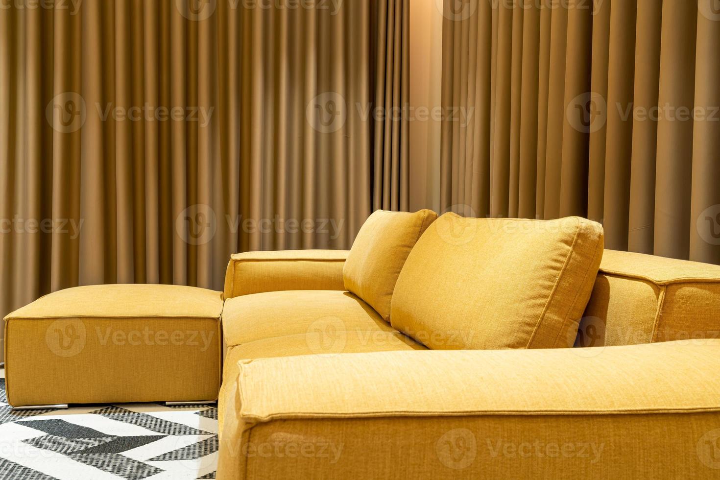 leeres goldenes Senfsofa im Wohnzimmer foto