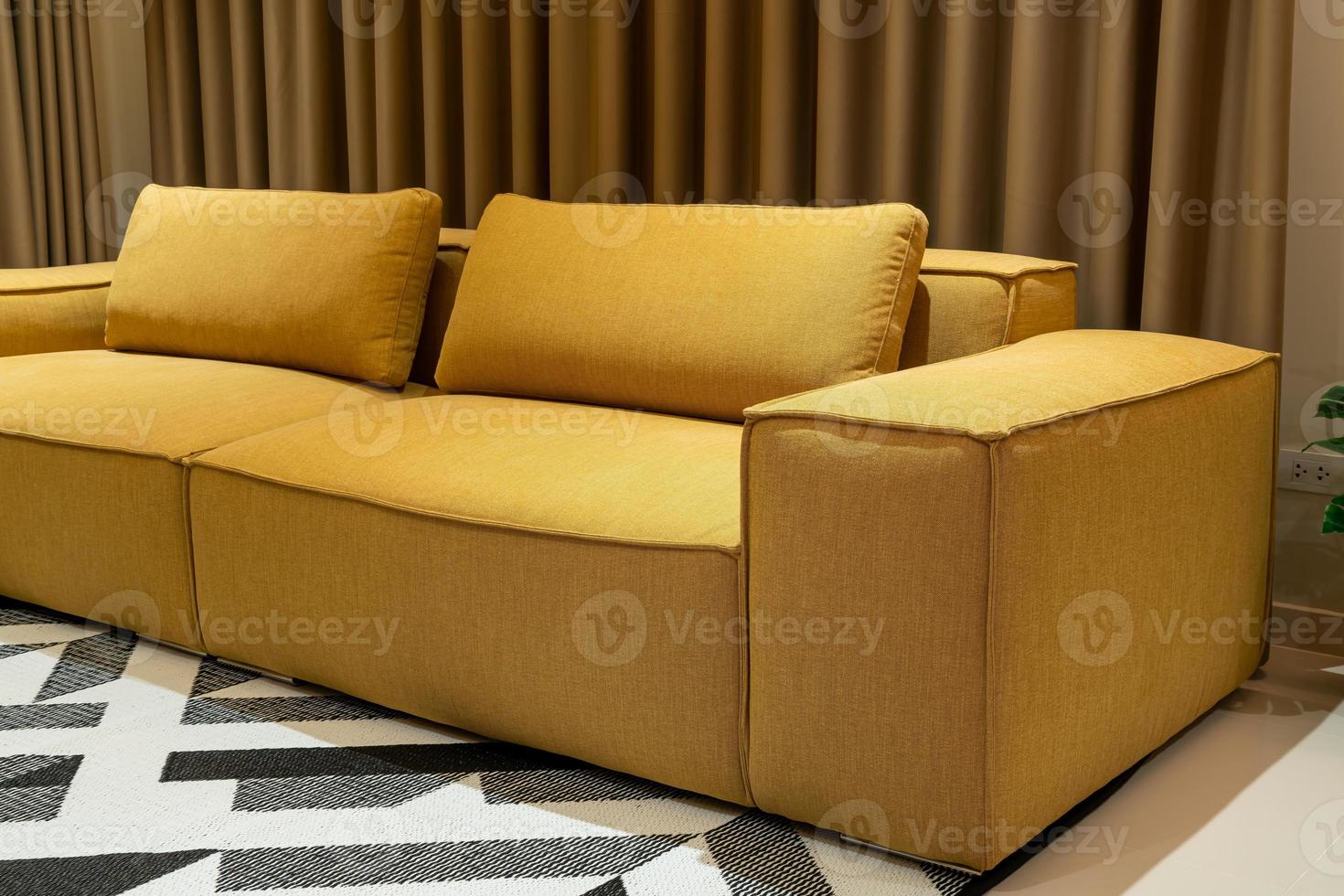 leeres goldenes Senfsofa im Wohnzimmer foto