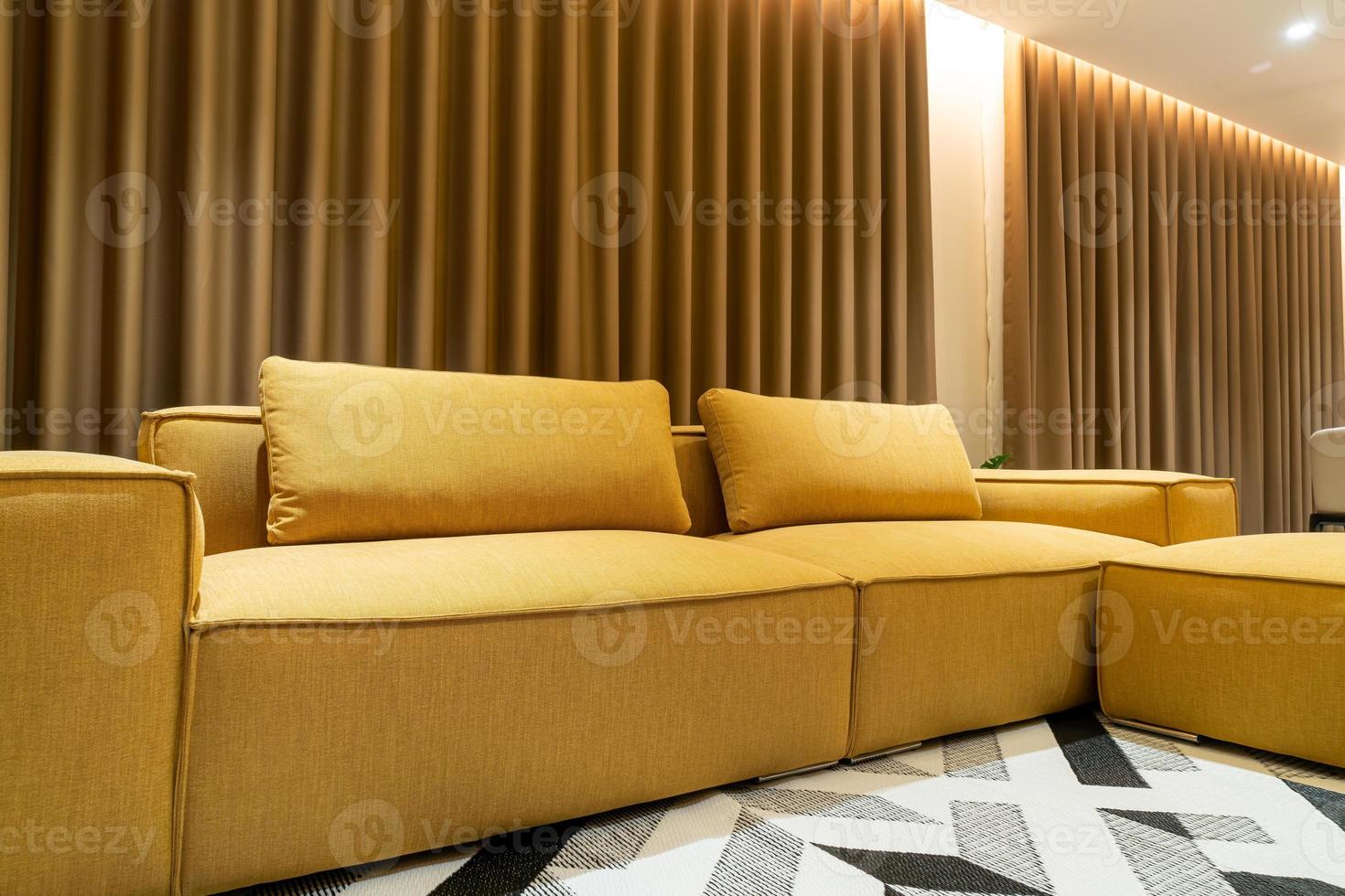 leeres goldenes Senfsofa im Wohnzimmer foto