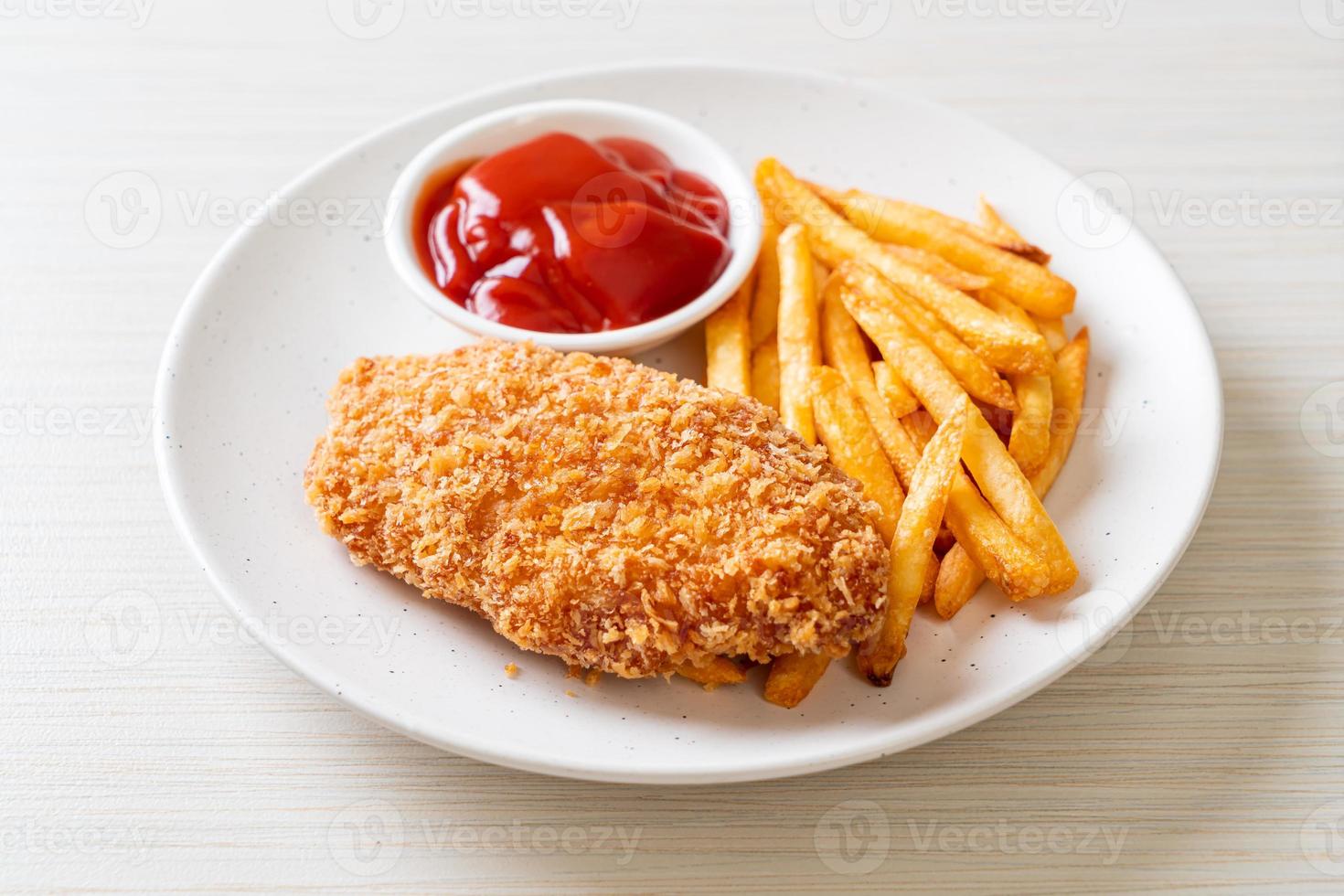 gebratenes Hähnchenbrustfiletsteak mit Pommes Frites und Ketchup foto