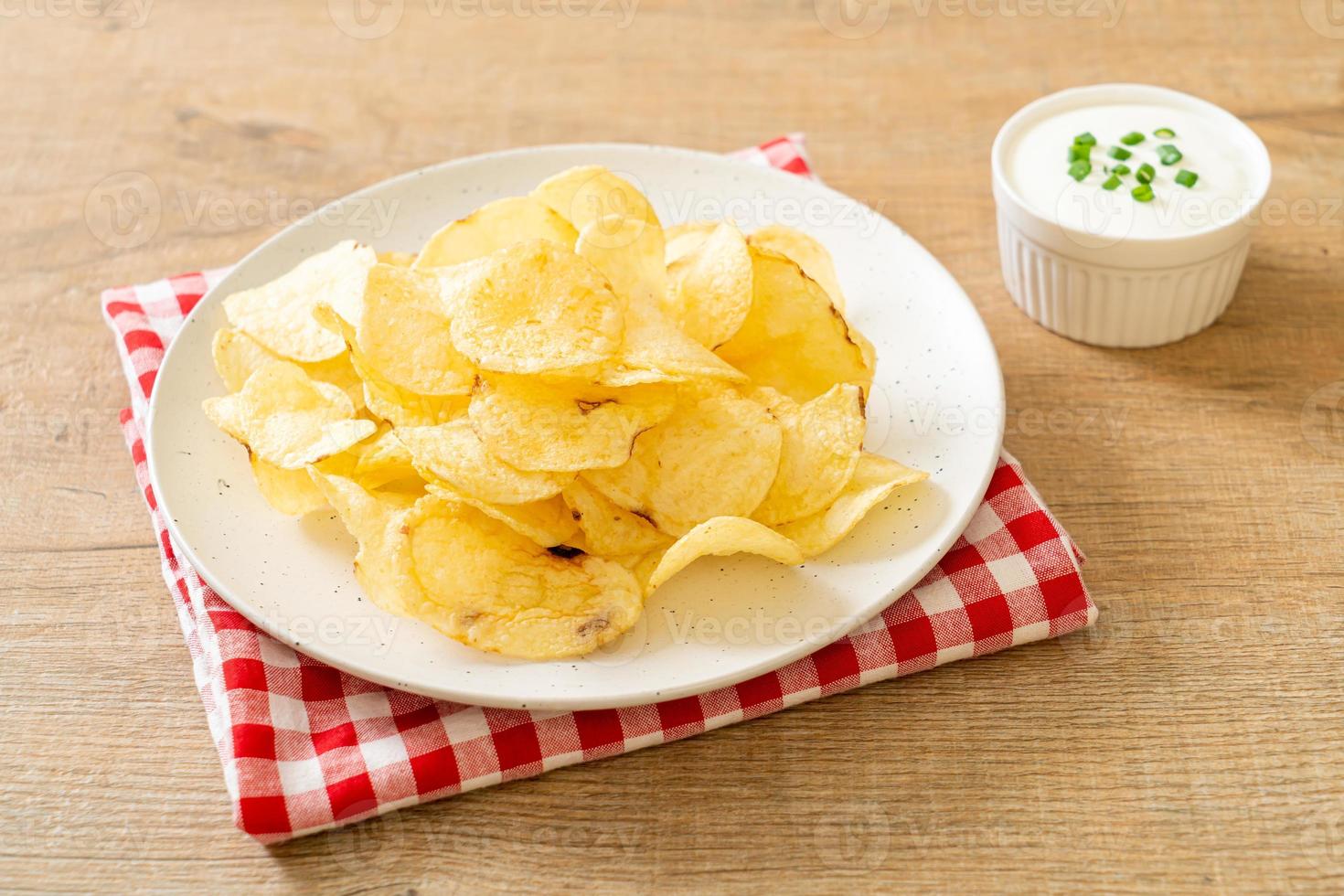 Kartoffelchips mit Sauerrahm-Dip foto