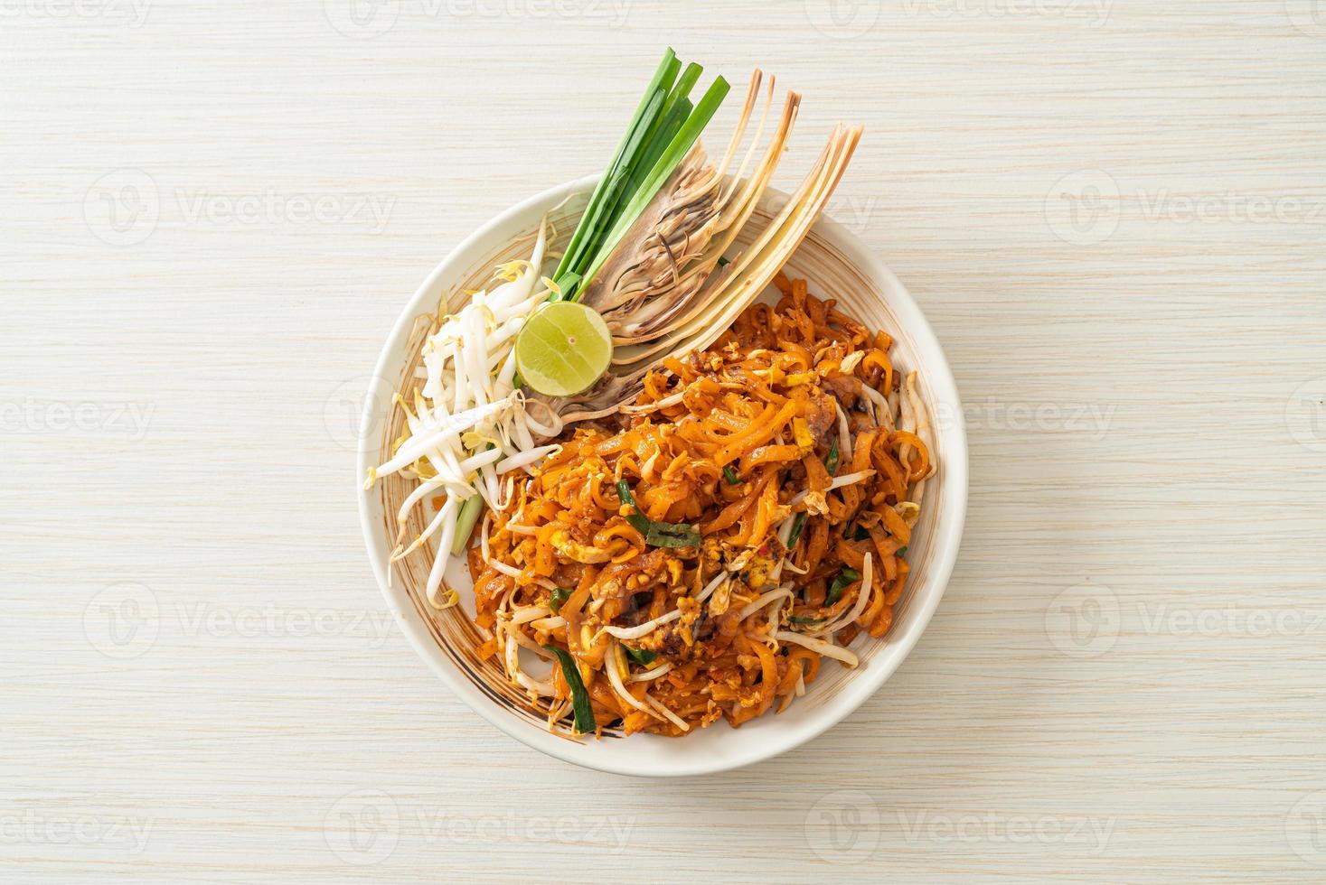 gebratene Nudeln mit Tofu und Sprossen oder Pad Thai - asiatische Küche foto