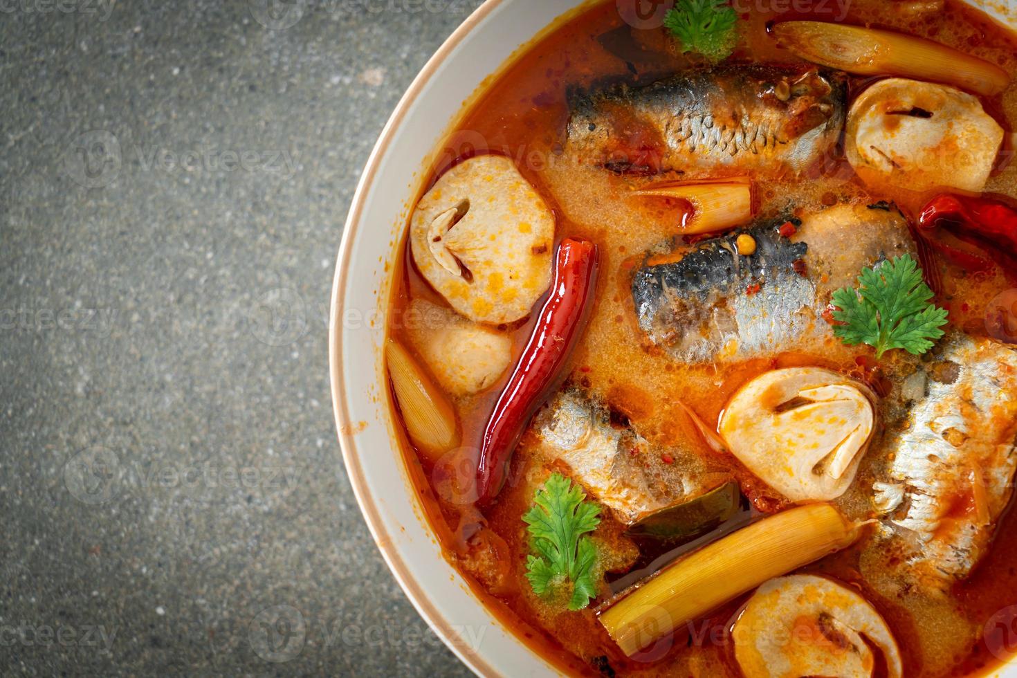 Tom Yum Dosenmakrele in scharfer Suppe foto