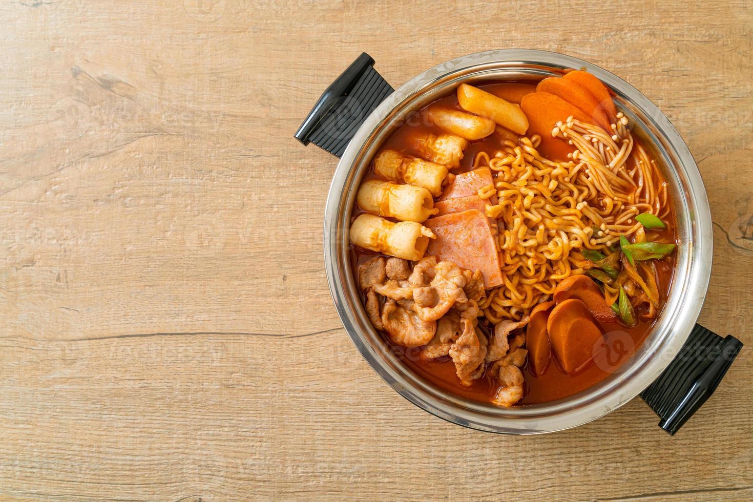 budae jjigae oder budaejjigae. es ist voller Kimchi, Spam, Würstchen, Ramen-Nudeln und vielem mehr foto