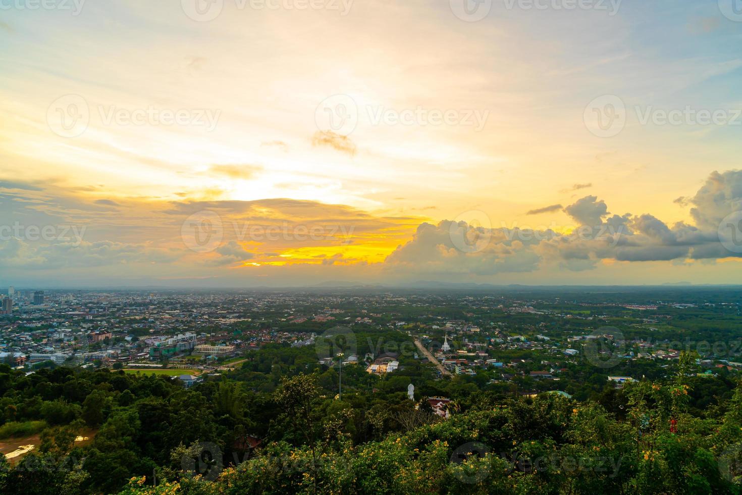 hat yai stadt mit dämmerungshimmel bei songkhla in thailand foto