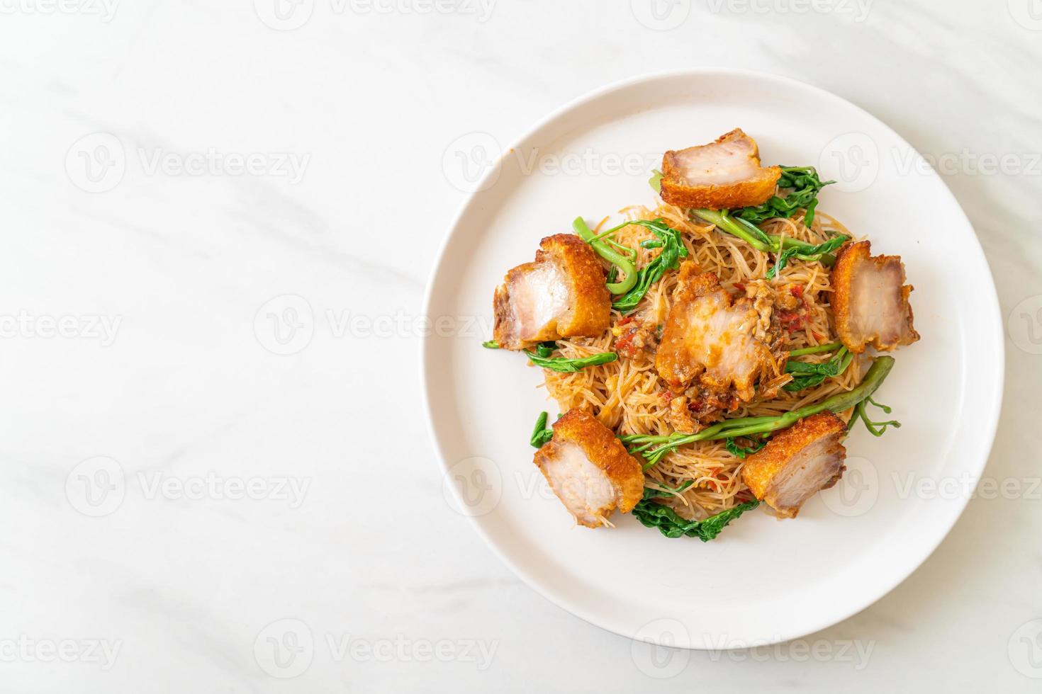 gebratene Reisnudeln und Wassermimose mit knusprigem Schweinebauch foto