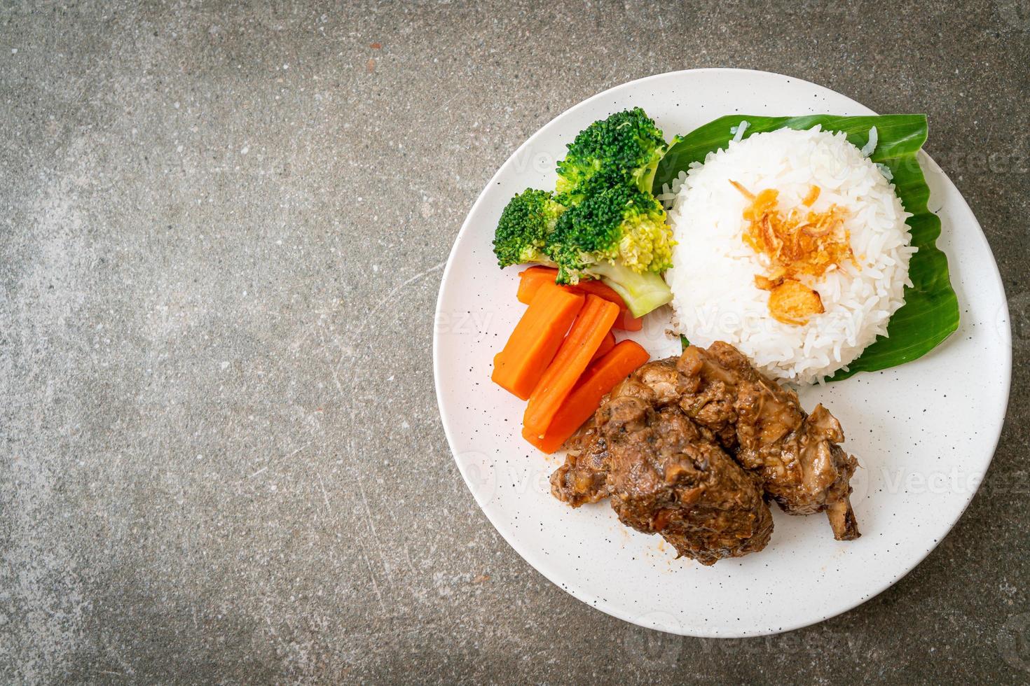 gebackene Schweinerippchen mit Sauce foto