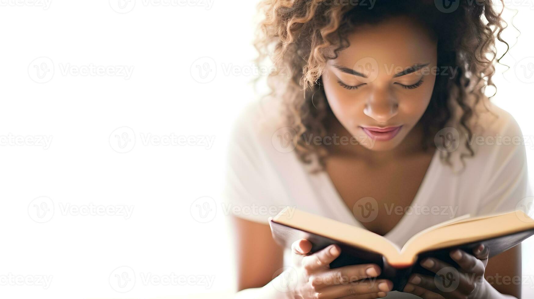 süß Kind Mädchen lesen Bibel Buch. Anbetung beim heim. ai generiert foto