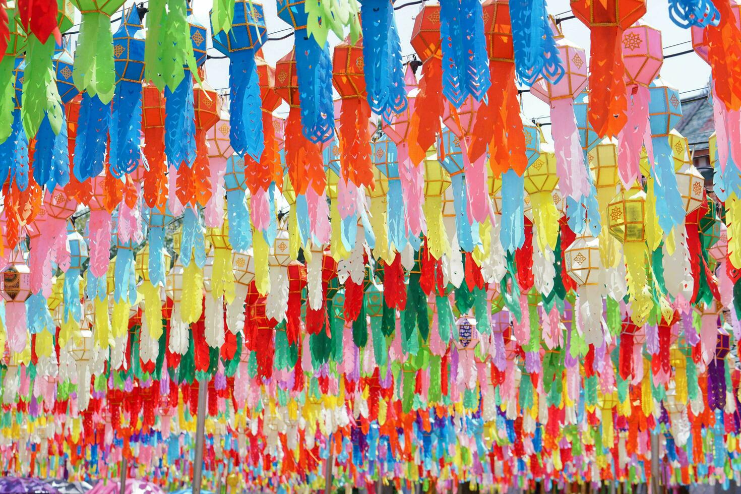 farbenfrohe perspektivische Ansicht von Laternen im thailändischen Lanna-Stil, die vor dem Tempel beim Hunderttausend-Laternen-Festival, Lumhun, Thailand, hängen sollen. foto