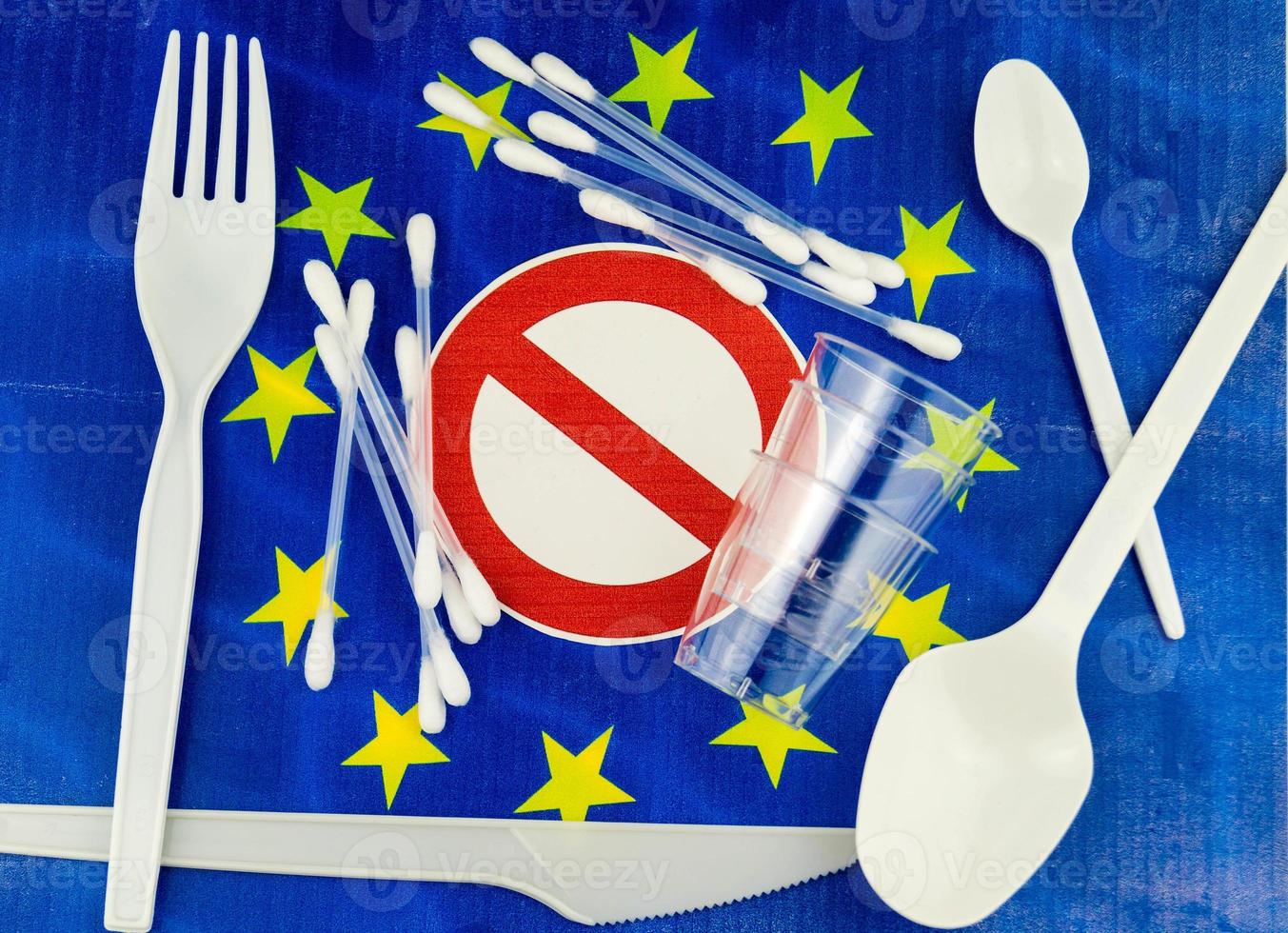 Europa verbietet Strohhalme und Plastikgeschirr wegen Mikroplastik foto