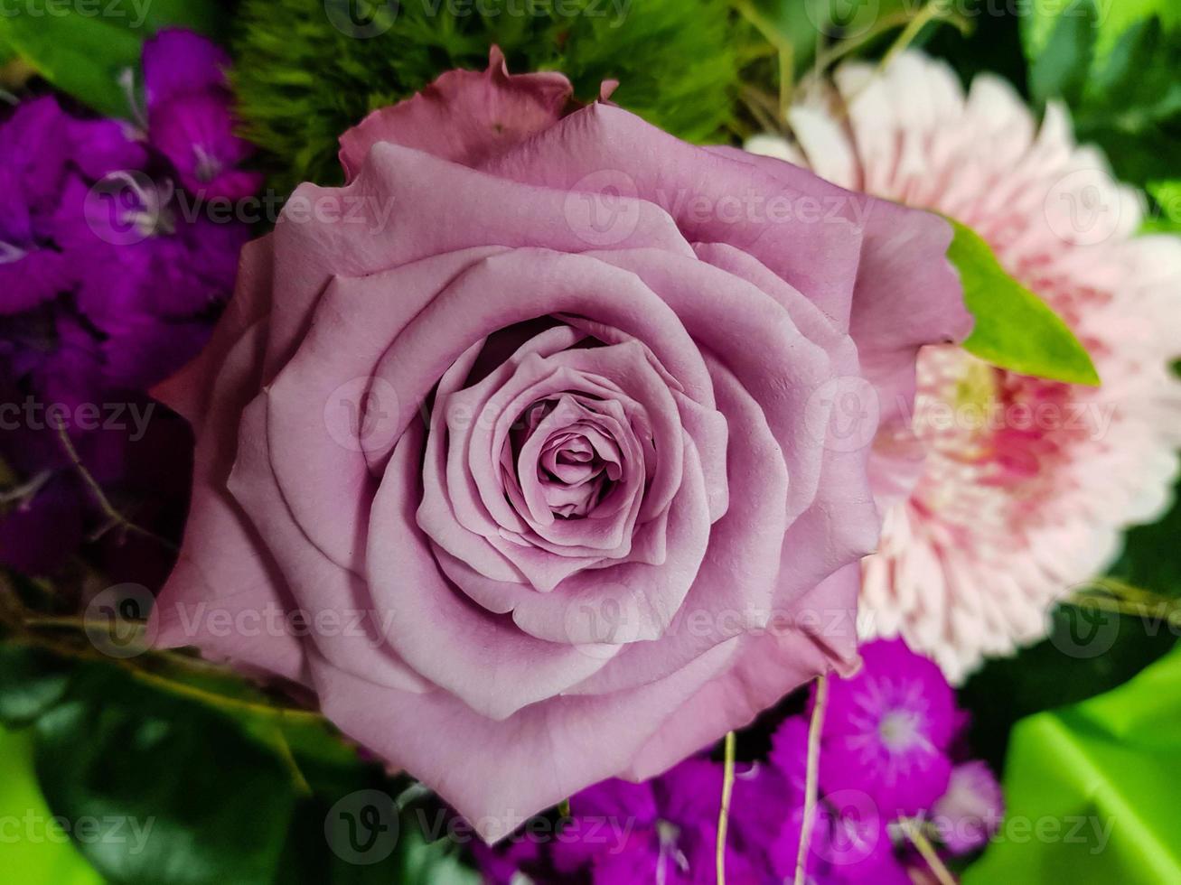 Brautstrauß mit verschiedenen Blumen foto