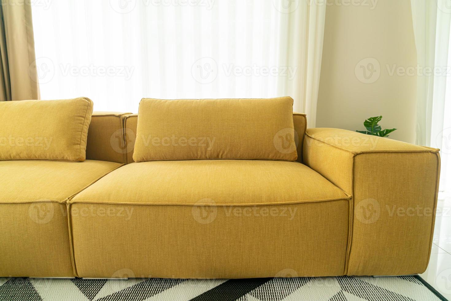 leerer gelber Stoffsofadekorationsinnenraum im Wohnzimmer zu Hause foto
