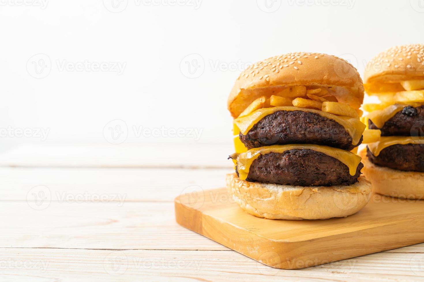 Hamburger oder Beef Burger mit Käse und Pommes Frites - ungesunde Essensart foto