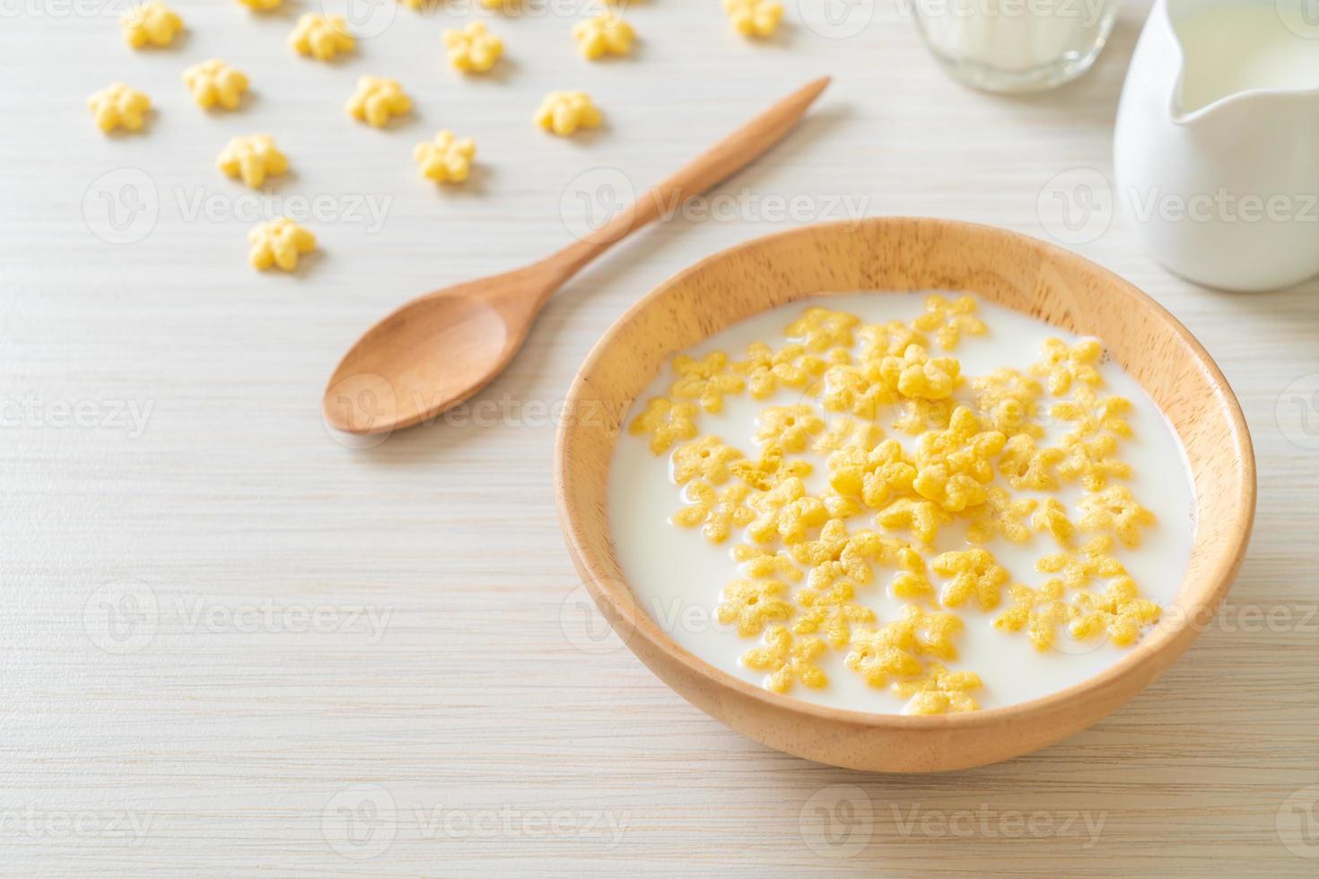 Vollkorn-Müsli mit frischer Milch zum Frühstück foto